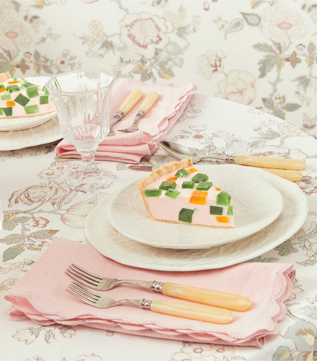Scalloped Dinner Linen Napkin, Set of 6 - Petal Pink | Tory Burch Best Seller